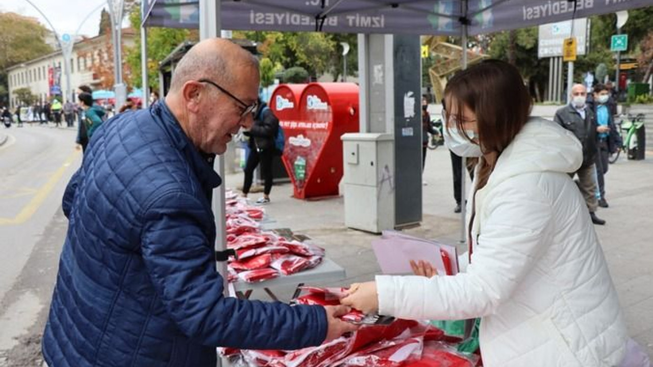 İzmit Belediyesi vatandaşa Türk Bayrağı dağıttı
