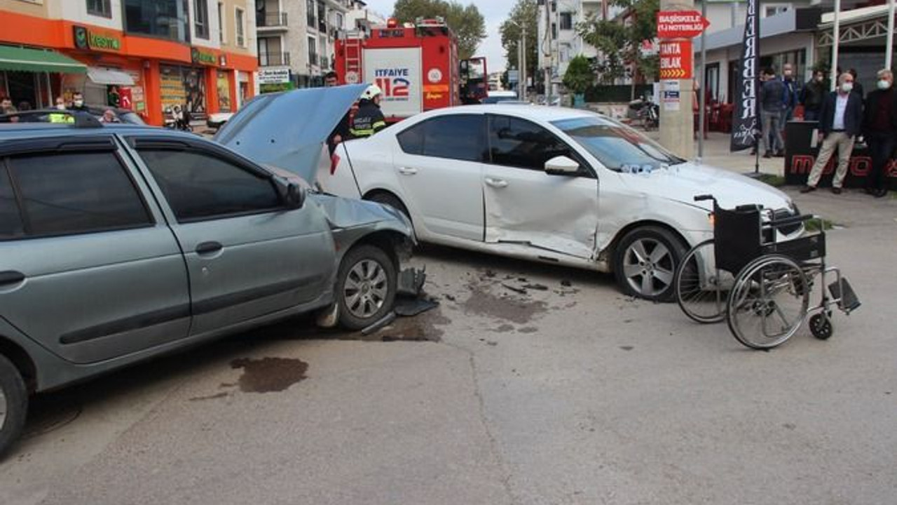 İki otomobil çarpıştı Felçli vatandaş araçta sıkıştı