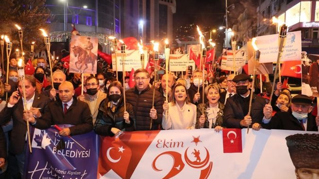 İzmitliler cumhuriyet ışığında yürüdü