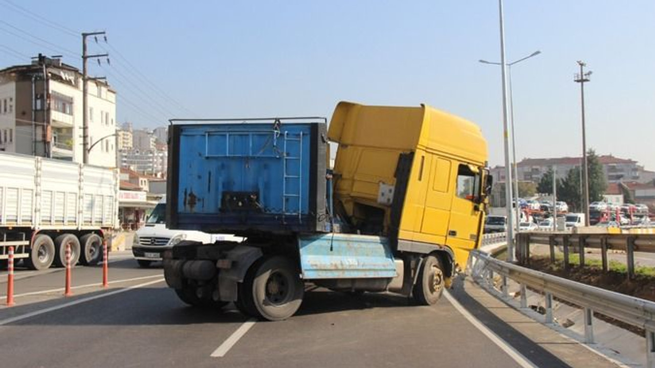 Önüne otomobil çıkan tır, bariyerlere çarptı