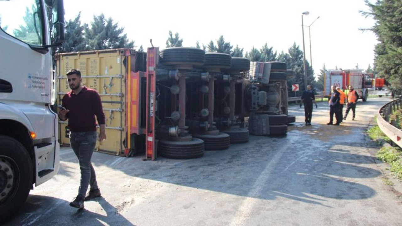 Kaza yapan tır yolu trafiğe kapattı