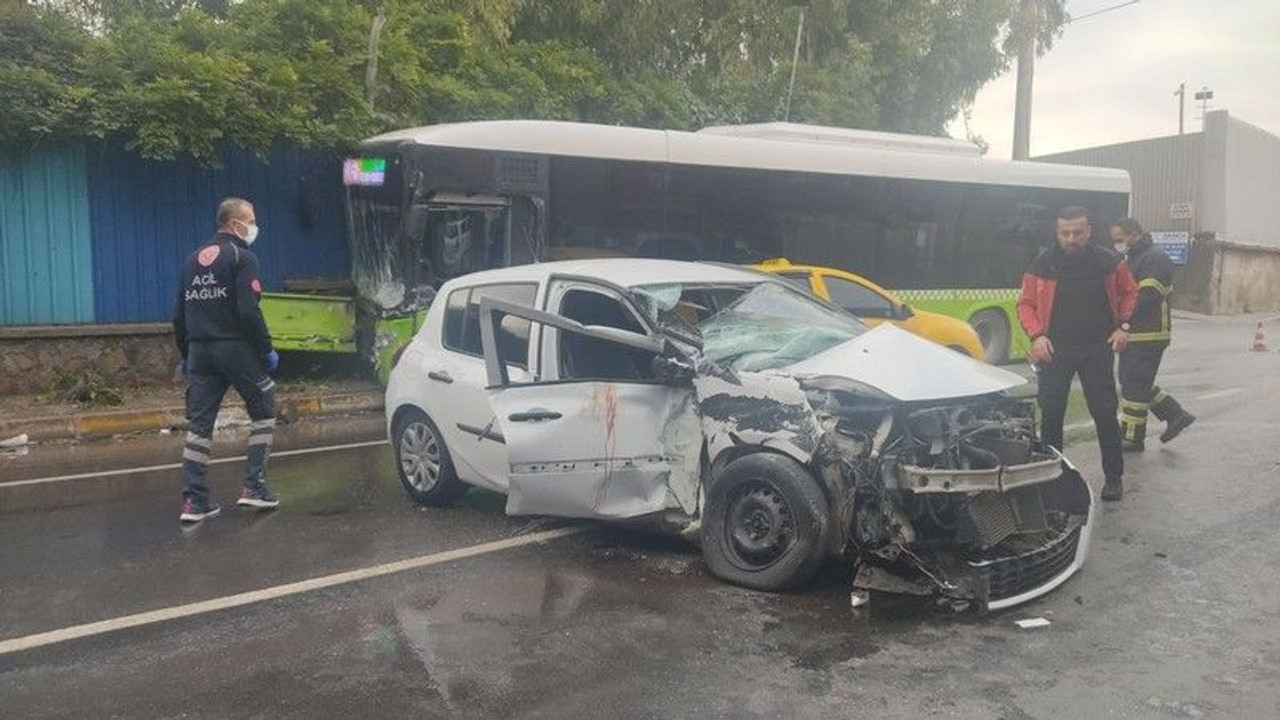 Kocaeli'de otobüs ile otomobil çarpıştı: 1'i ağır 3 yaralı