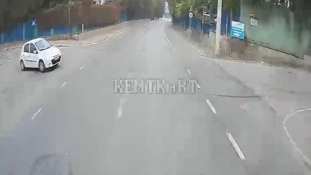 Belediye otobüsü ile çarpışan sürücü hayatını kaybetti