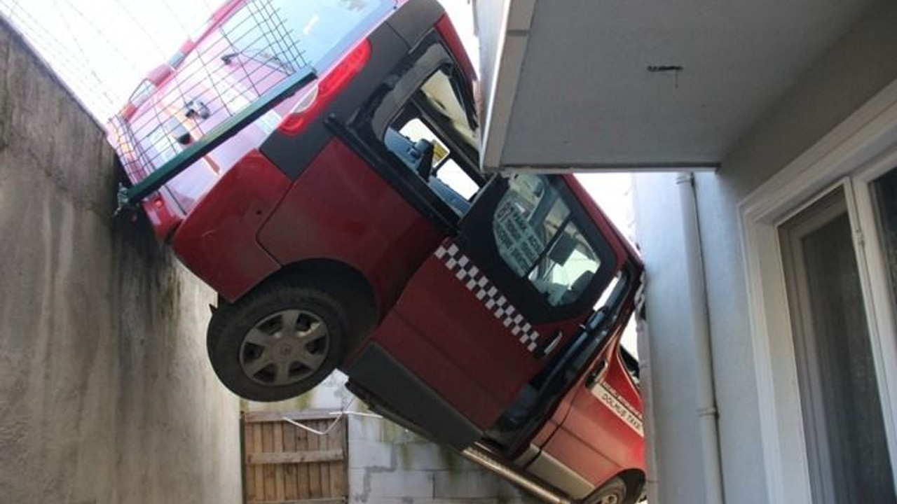 Dolmuş taksi, bina boşluğunda asılı kaldı