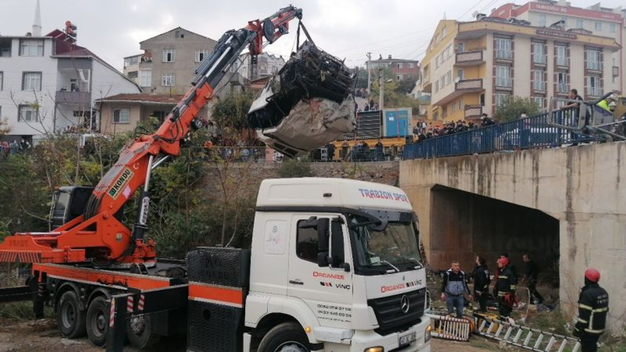 Öğrenci servisi kazasında sürücü de 3 saat sonra kurtarıldı