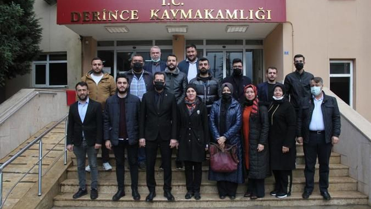 AKP Derince Atatürk’ü karanfillerle andı