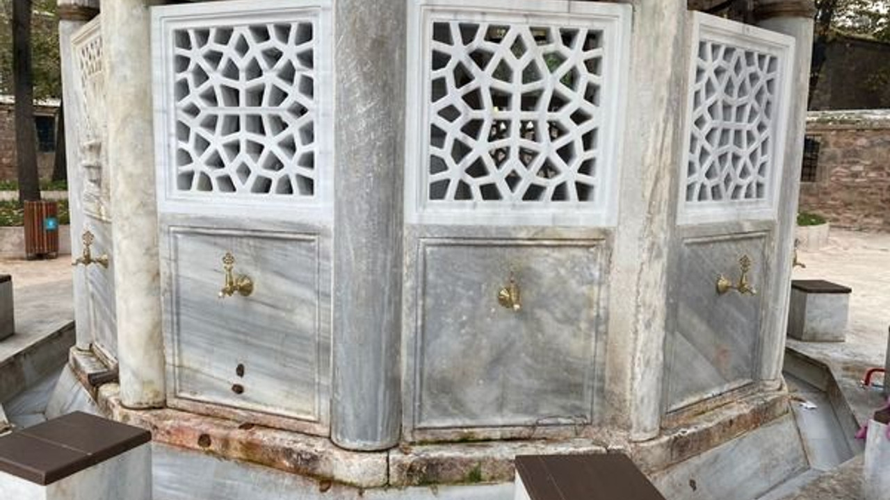 Tarihi camiden çalınan muslukların yerine yenileri takıldı