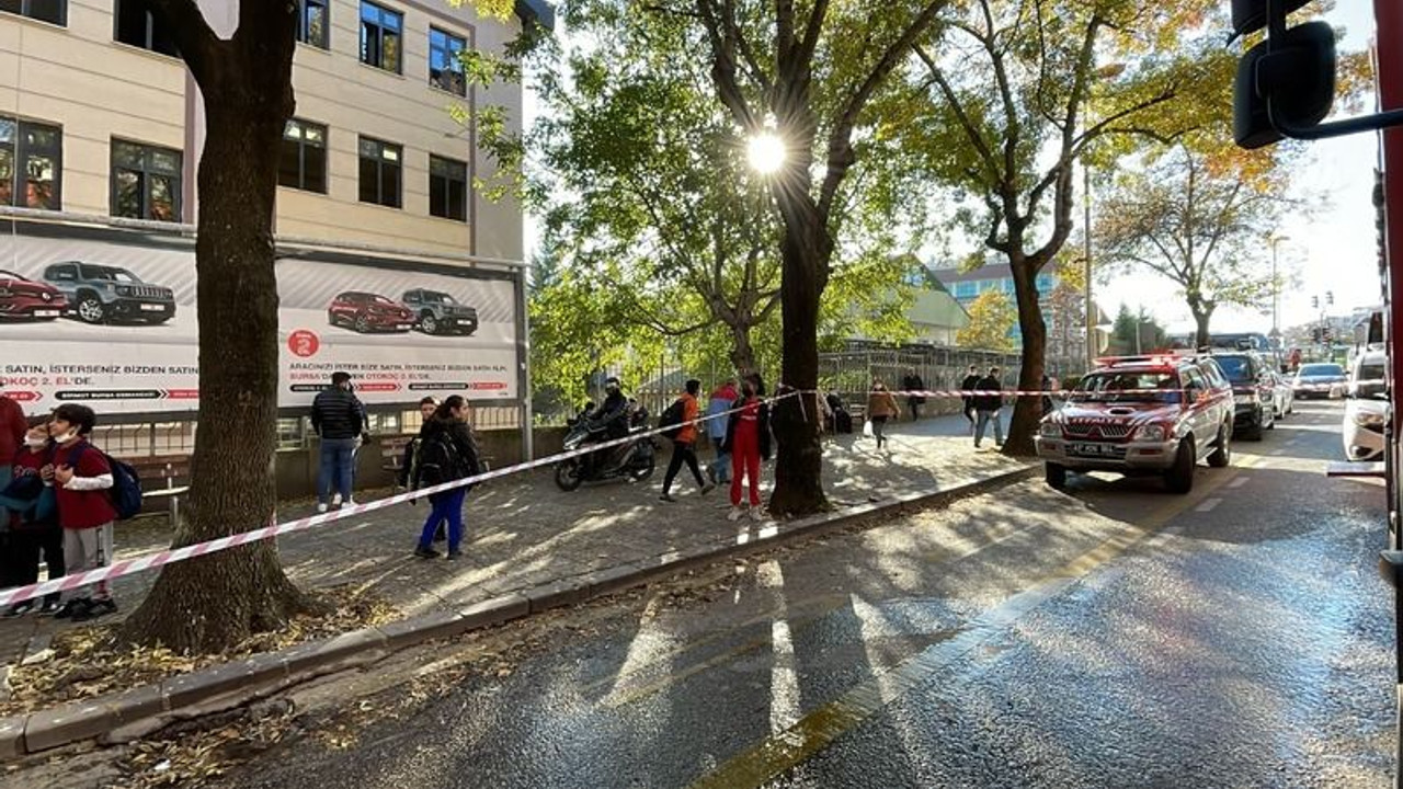 Yol kapandı, durakta kaldılar