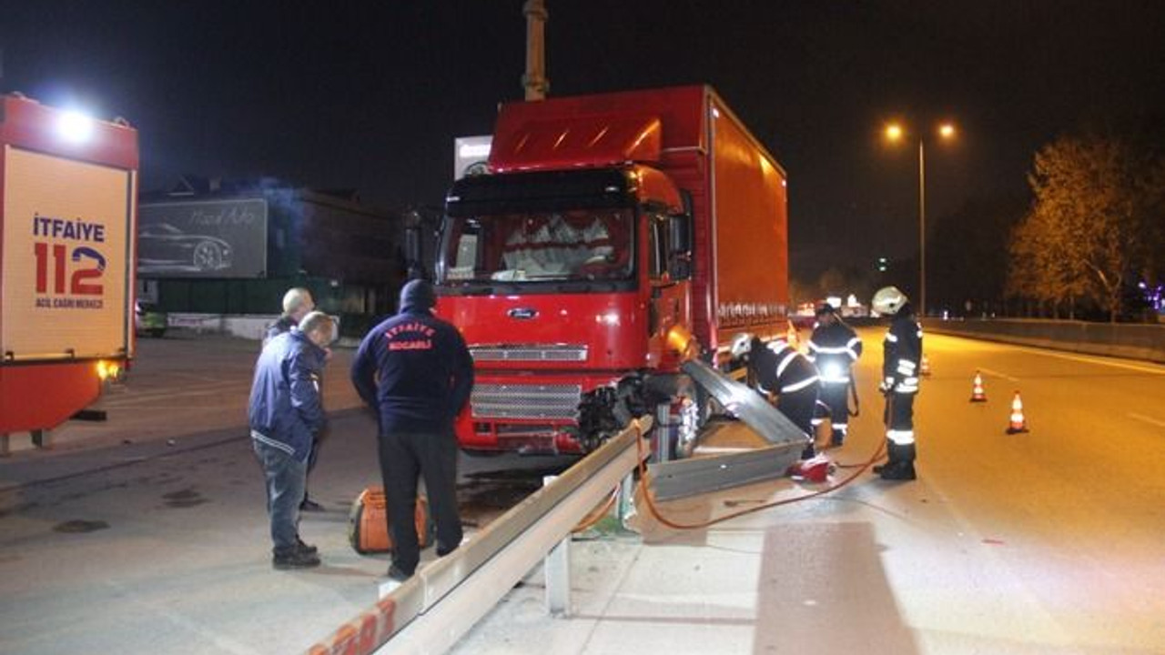 Bariyerlere saplandı, sürücü yara almadan kurtuldu