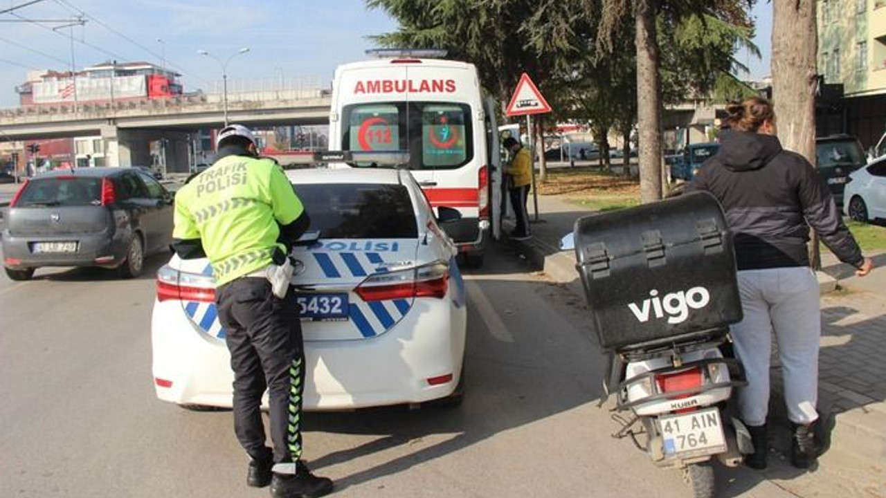 Motosikletle çarpışan otomobil sürücüsü kayıplara karıştı