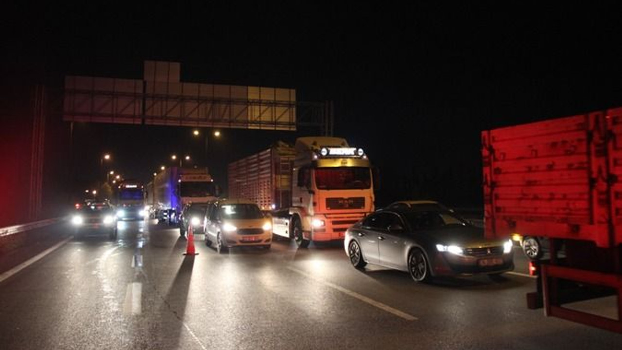 TEM’de kamyonet lastiği patlayan kamyona ok gibi saplandı: 1 ölü