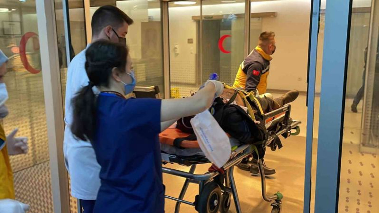 Otomobilin çarptığı yaya ön camdan içeri girdi