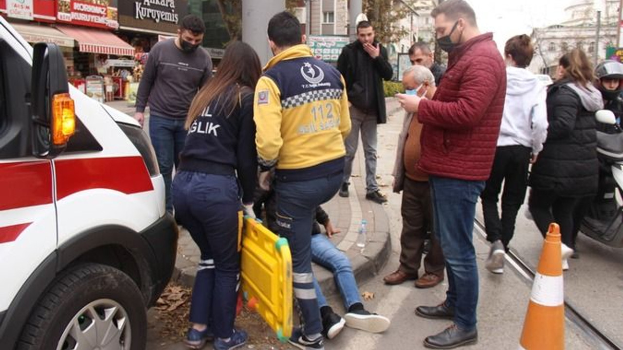 Tramvaya çarpmamak için takla attı