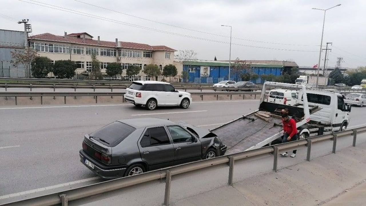 Bariyere çarpan otomobildeki çocuk yaralandı