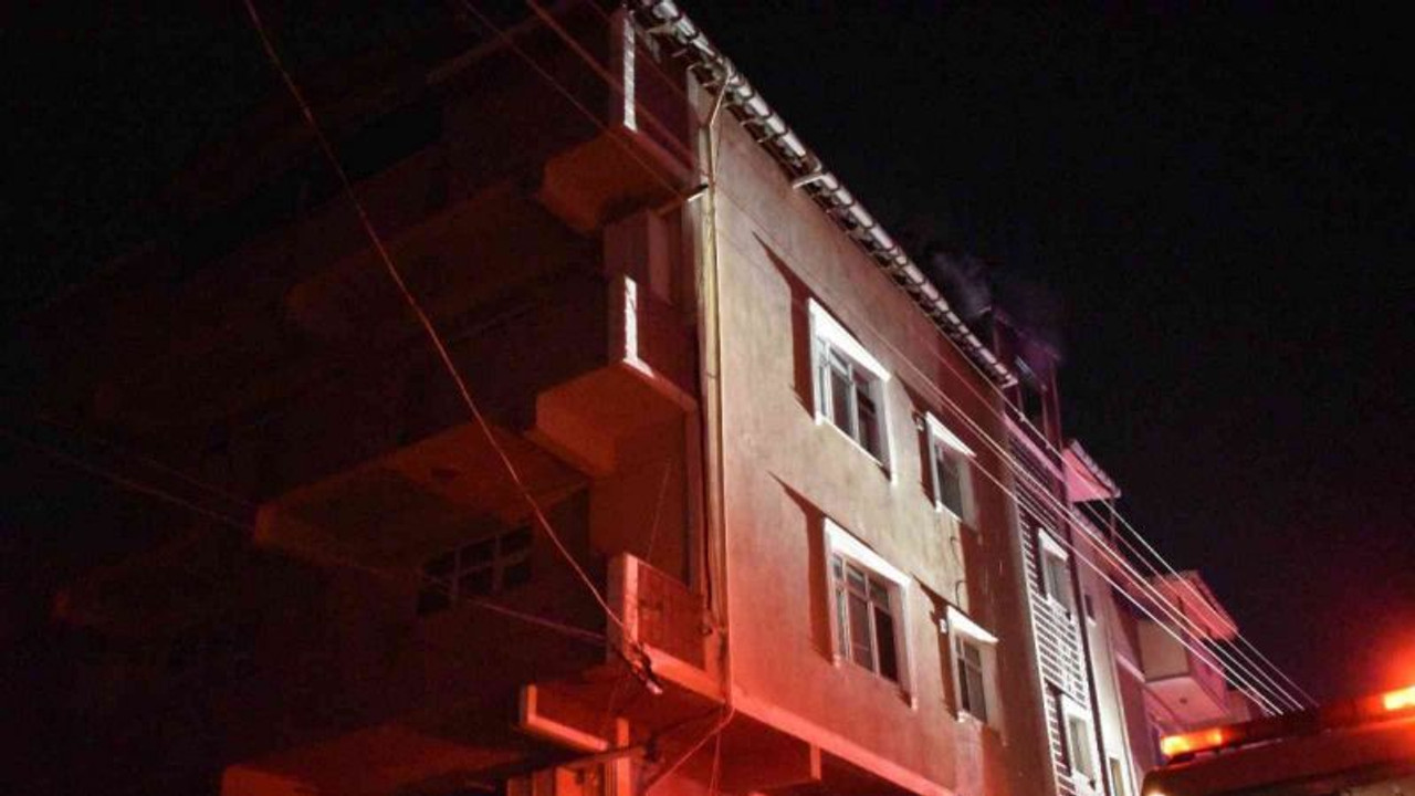 Binanın çatısı alev alev yandı, 1 kişi dumandan etkilendi