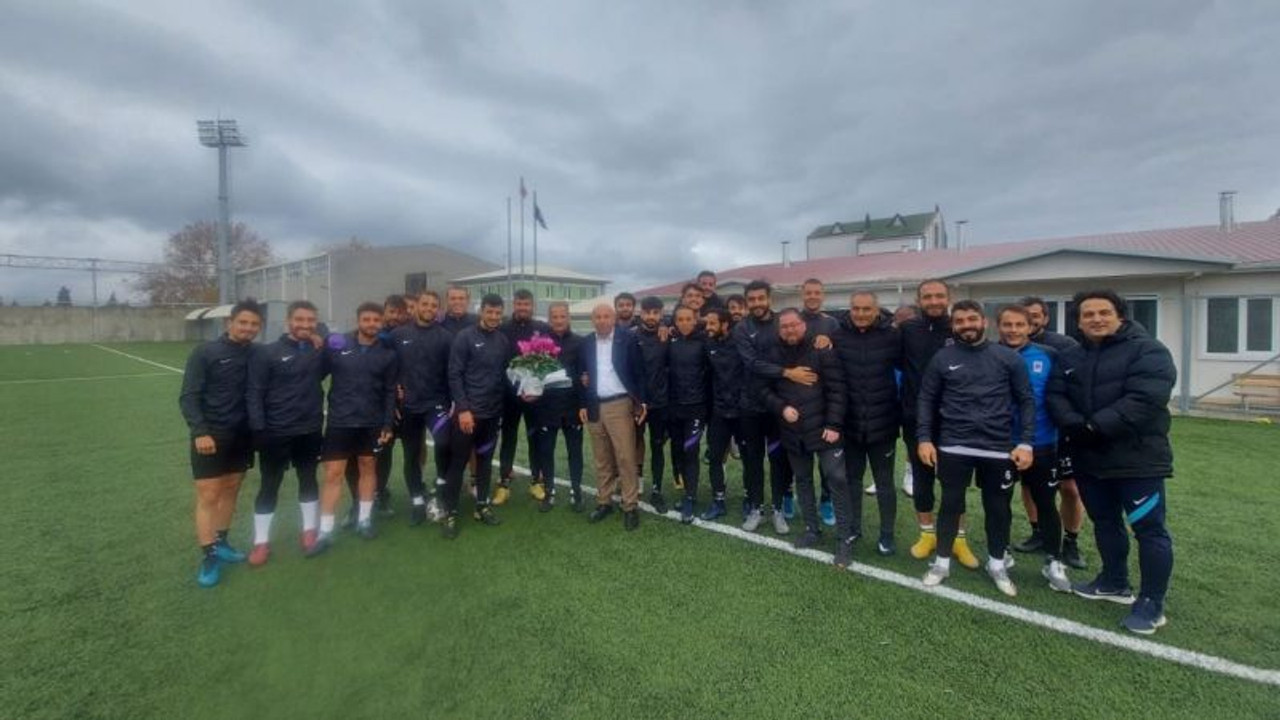 Futbolculardan, emekli öğretim üyesi olan teknik direktörlerine sürpriz