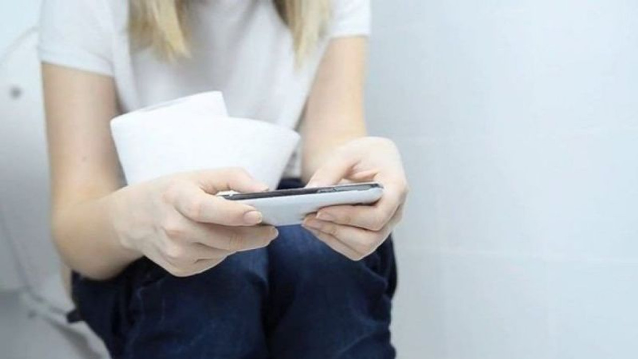 Cep telefonu ile tuvalete girmeyin