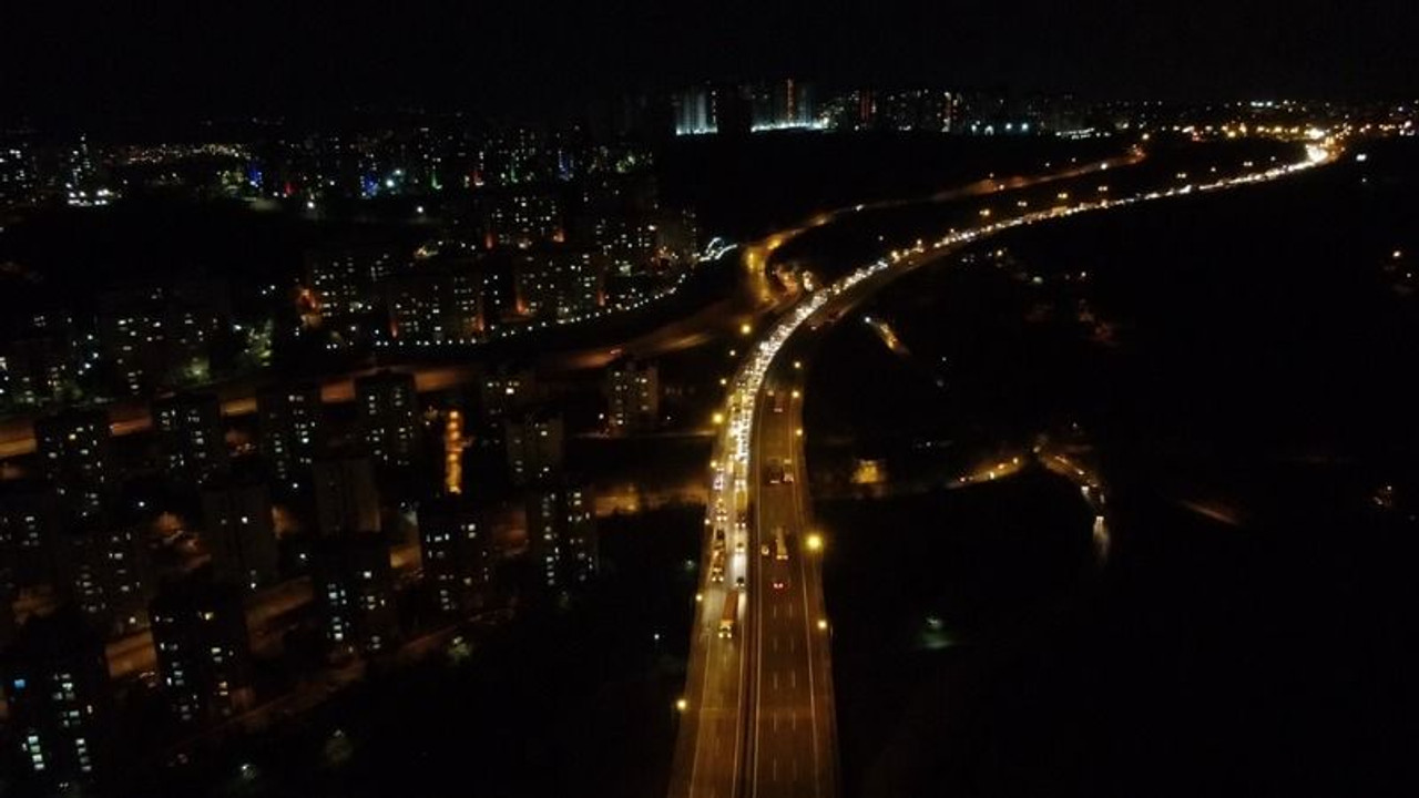 Tırlar çarpıştı... TEM'de kilometrelerce kuyruk!