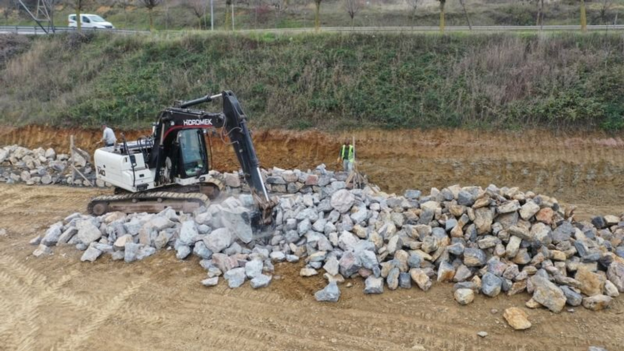 Kent mezarlığında istinat duvarı çalışması