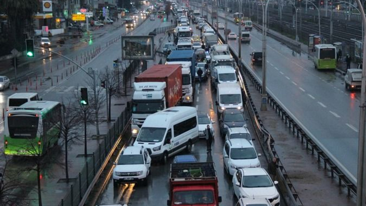 İzmit'te trafik kilit...22 yaşındaki genç, köprüden atlayarak canına kıydı!