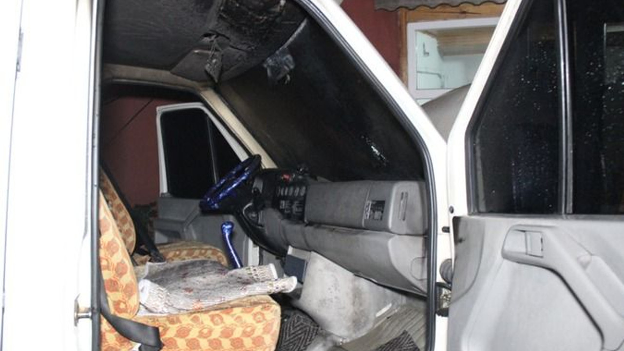 Minibüsün motor kısmı alevlere teslim oldu