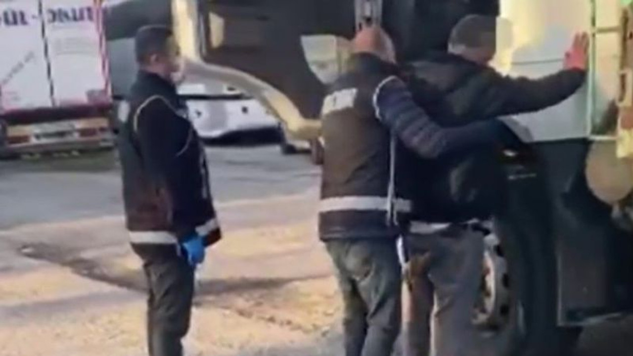 Kamyonetin kasasından milyonlarca kaçak makaron çıktı