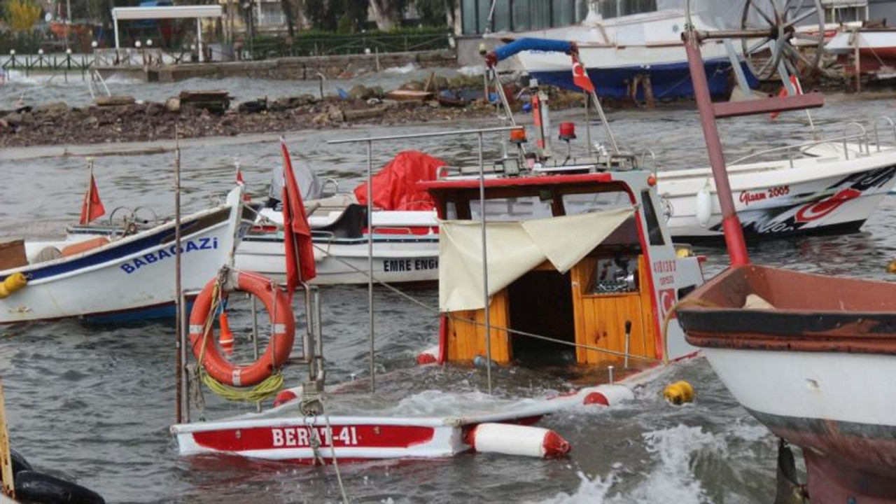 Kocaeli'de şiddetli lodos sebebiyle 8 kişi yaralandı 11 tekne battı
