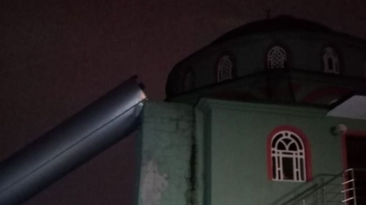 Cami minaresi fırtınaya dayanamadı!