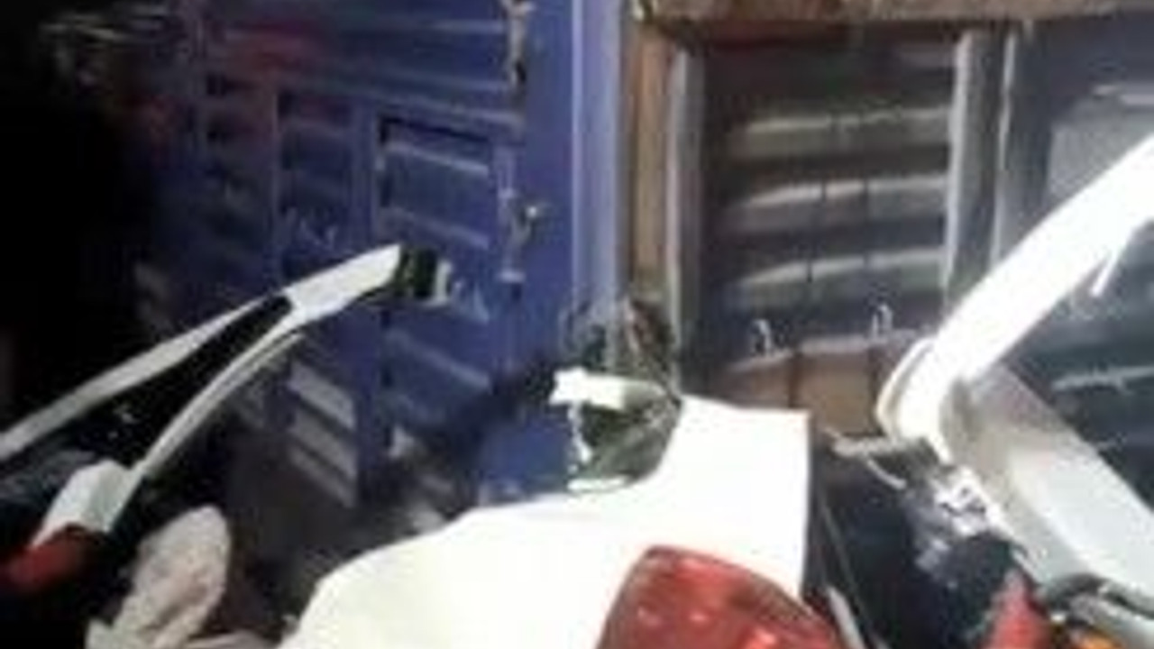 Tırın altına giren otomobil kağıt gibi ezildi: 3 ölü