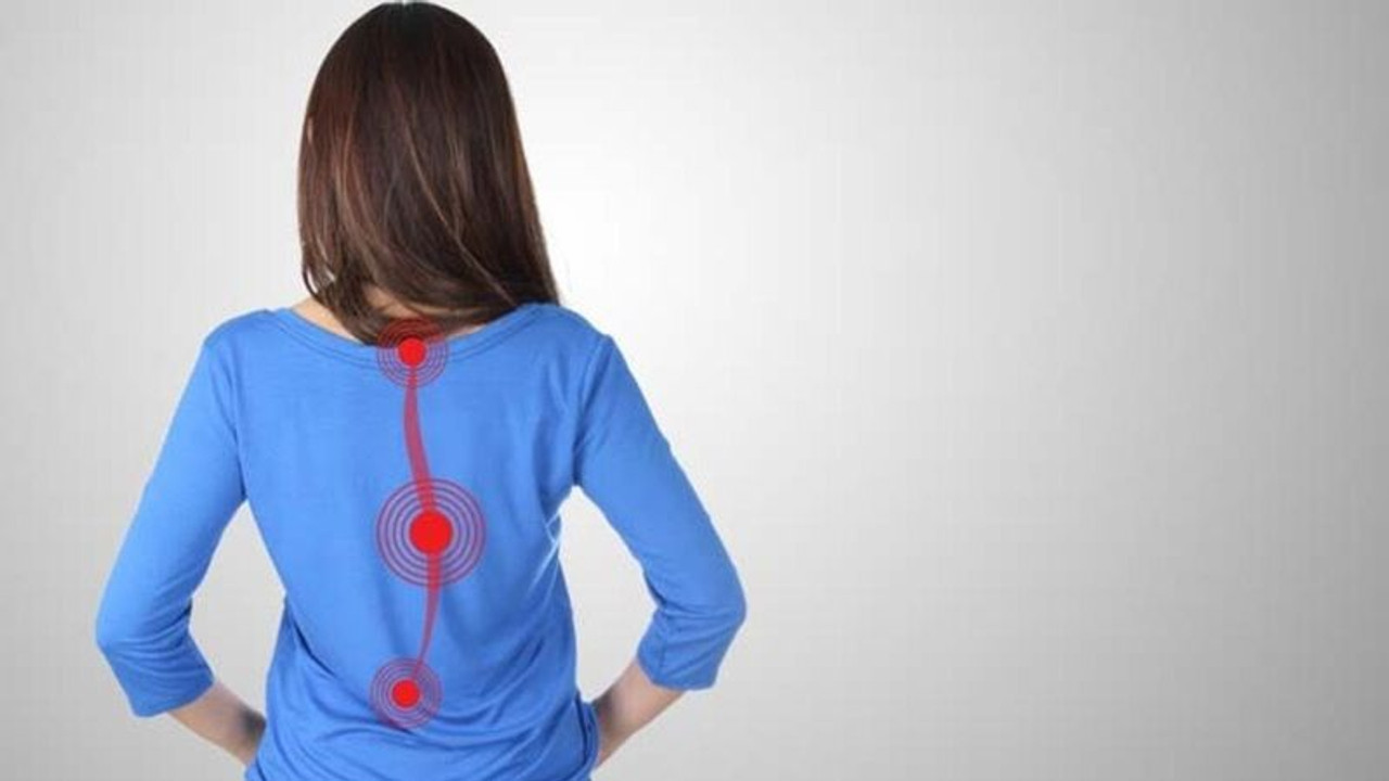 Vücuda tam oturmayan kıyafetler skolyoz belirtisi olabilir