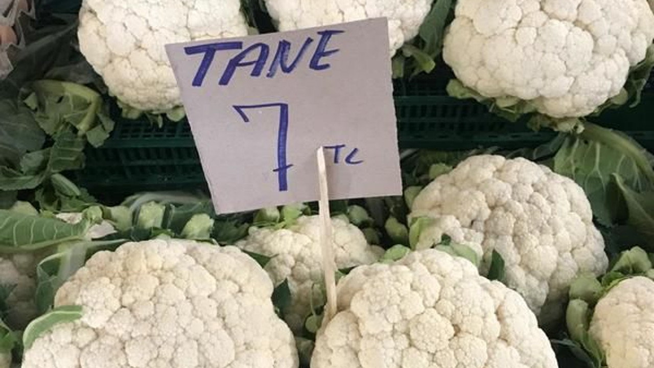 Vatandaş tezgaha bir bakıp çıkıyor