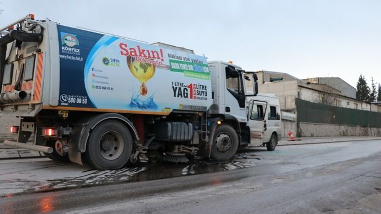 Servis minibüsü ile kamyon çarpıştı: Çok sayıda yaralı!