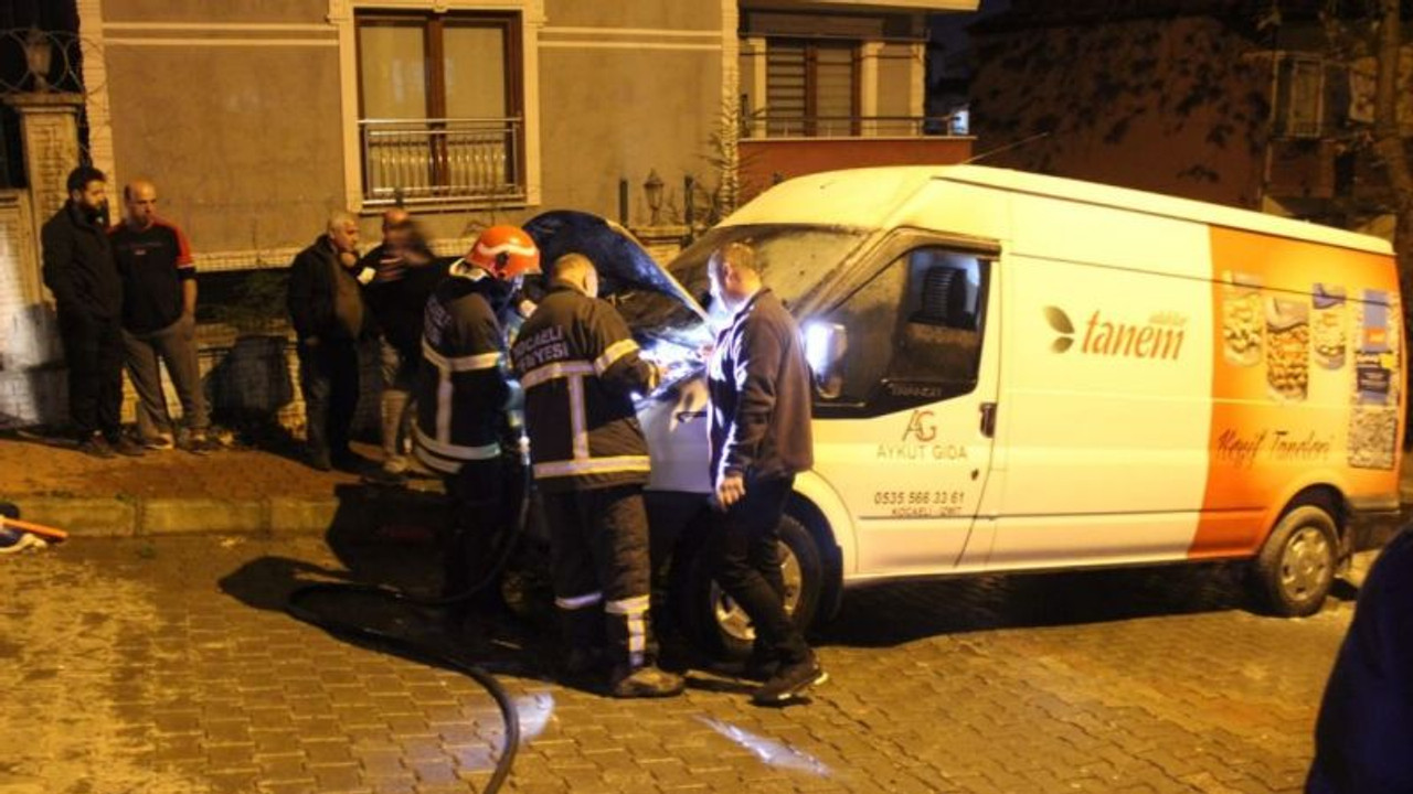 Ticari aracın motoru alevler içinde kaldı
