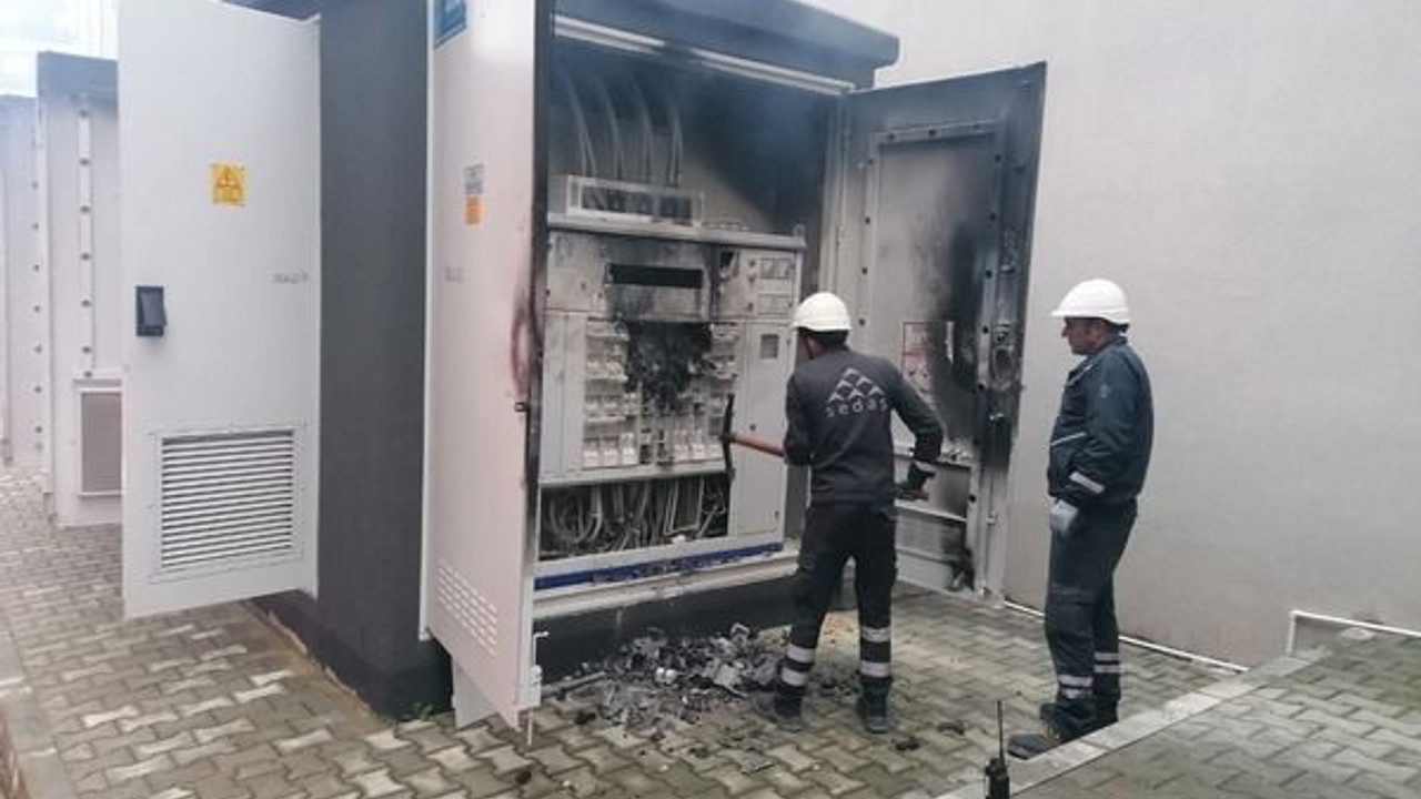 Trafo patladı, mahalle elektriksiz kaldı