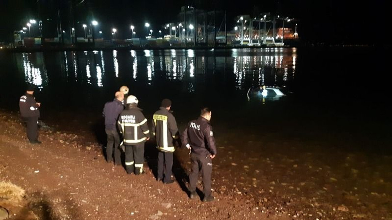 Aracını denize sürdü sigarasını yakarak uzaklaştı!
