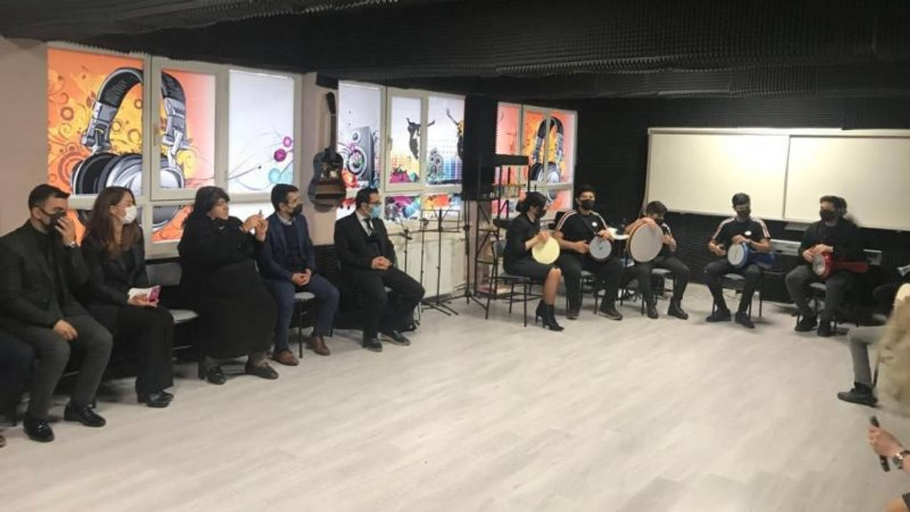 Okula gelsinler diye müzik sınıfı açtılar