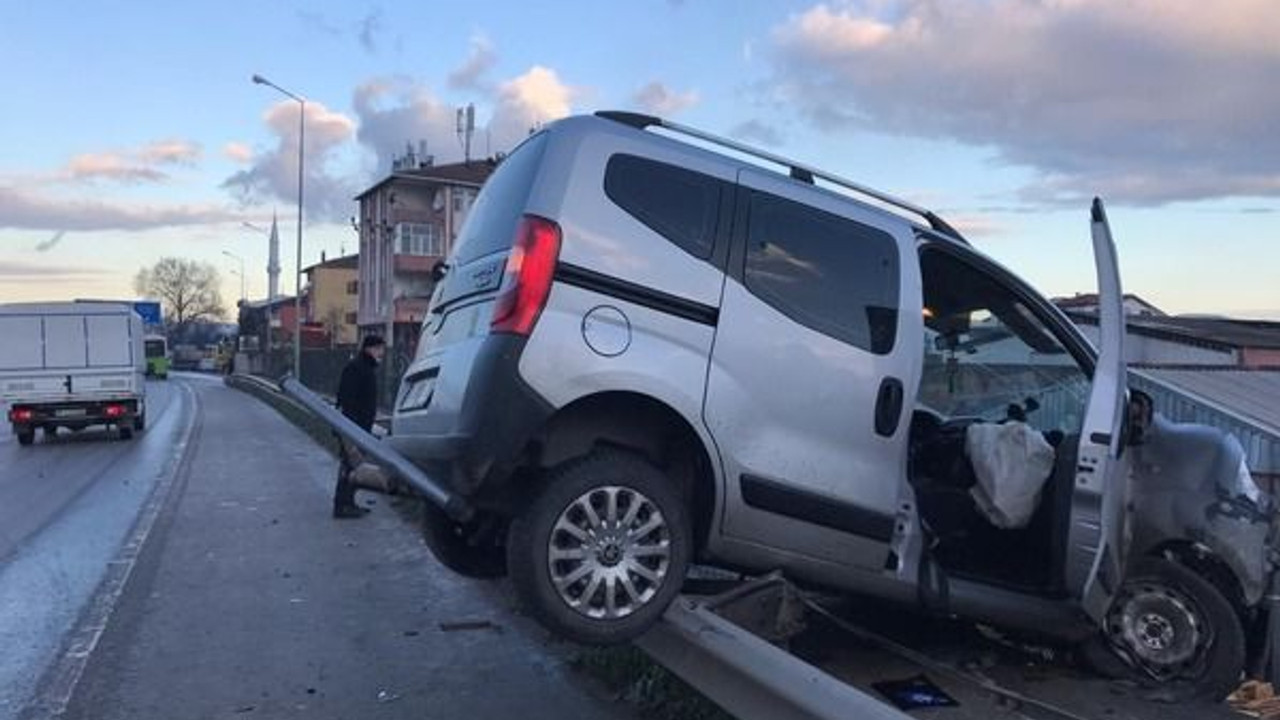 Bariyere çarptı, duvarda asılı kaldı