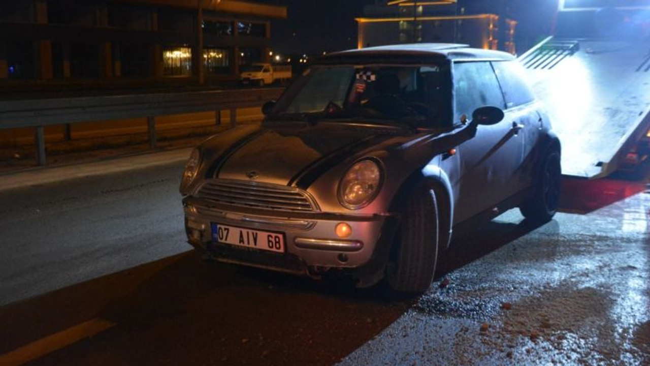 Bariyerlere çarpan otomobil ters yönde durabildi