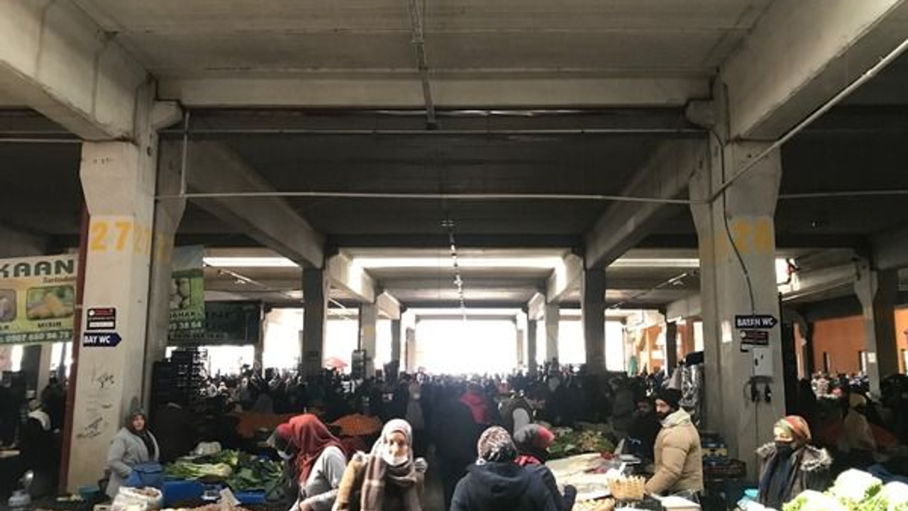 Vatandaşlar karanlıkta alışveriş yaptı