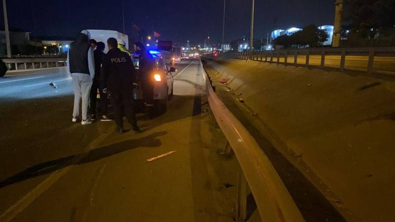 Otomobil bariyere çarptı: Yaralılar var