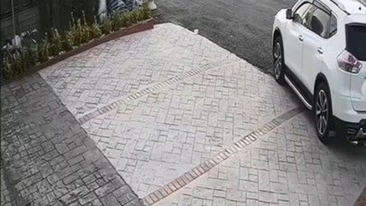Çocuklarıyla yürüyen kadına araba çarptı!