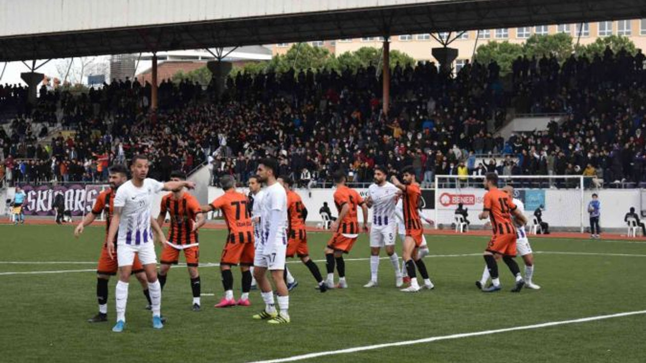 Taraftar ile futbolcu yumruk yumruğa birbirine girdi