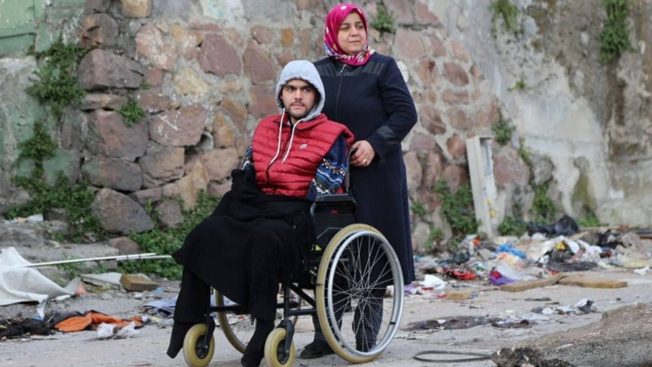 Engelli oğlu ile birlikte yeni evine kavuşmak için gün sayıyor
