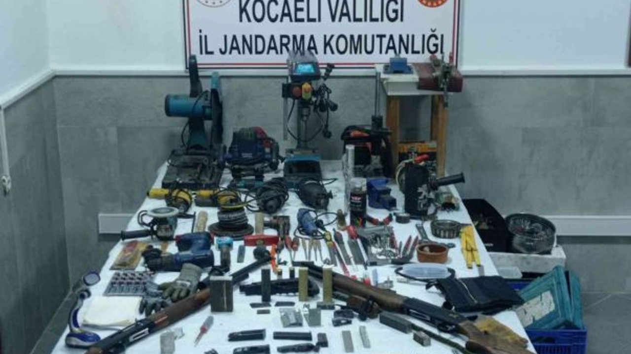 Ormanlık alandaki barakada kumar oynarken yakalandılar