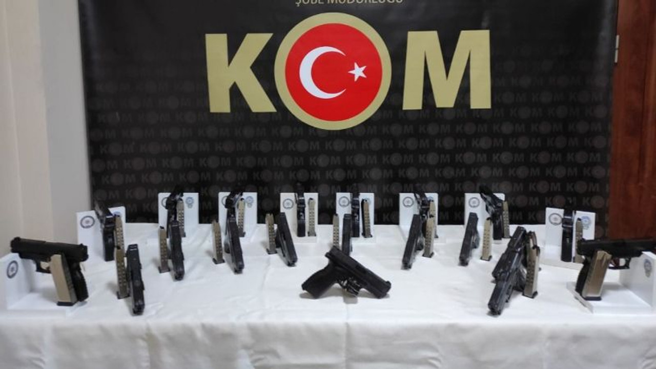 Otomobilden 20 ruhsatsız tabanca çıktı