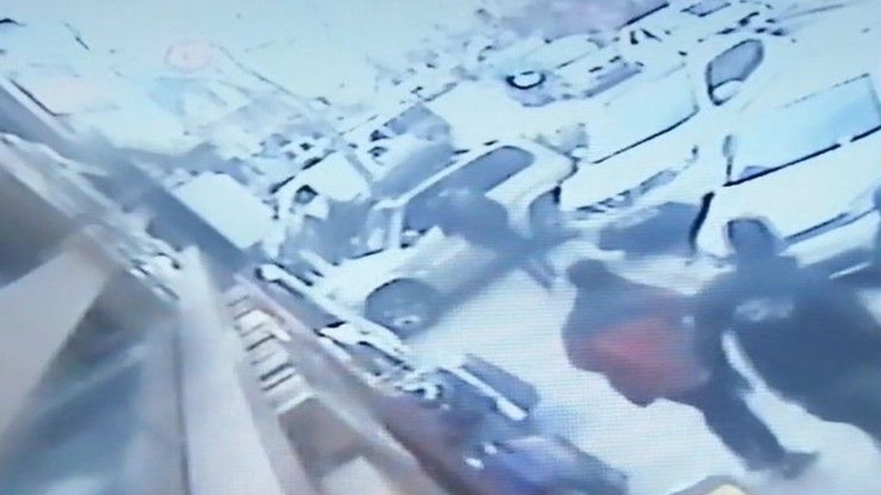 Fren yerine gaza basınca iki dükkana girdi!