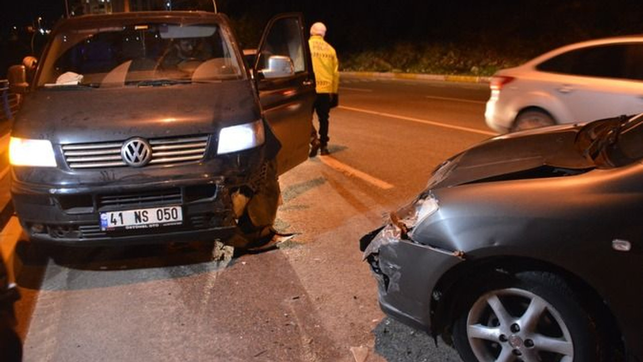 Karşı şeritten gelen araca çarptı: 2 yaralı
