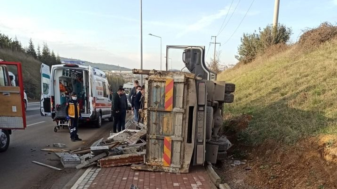 Kamyonet devrildi, sürücü araçta sıkıştı!