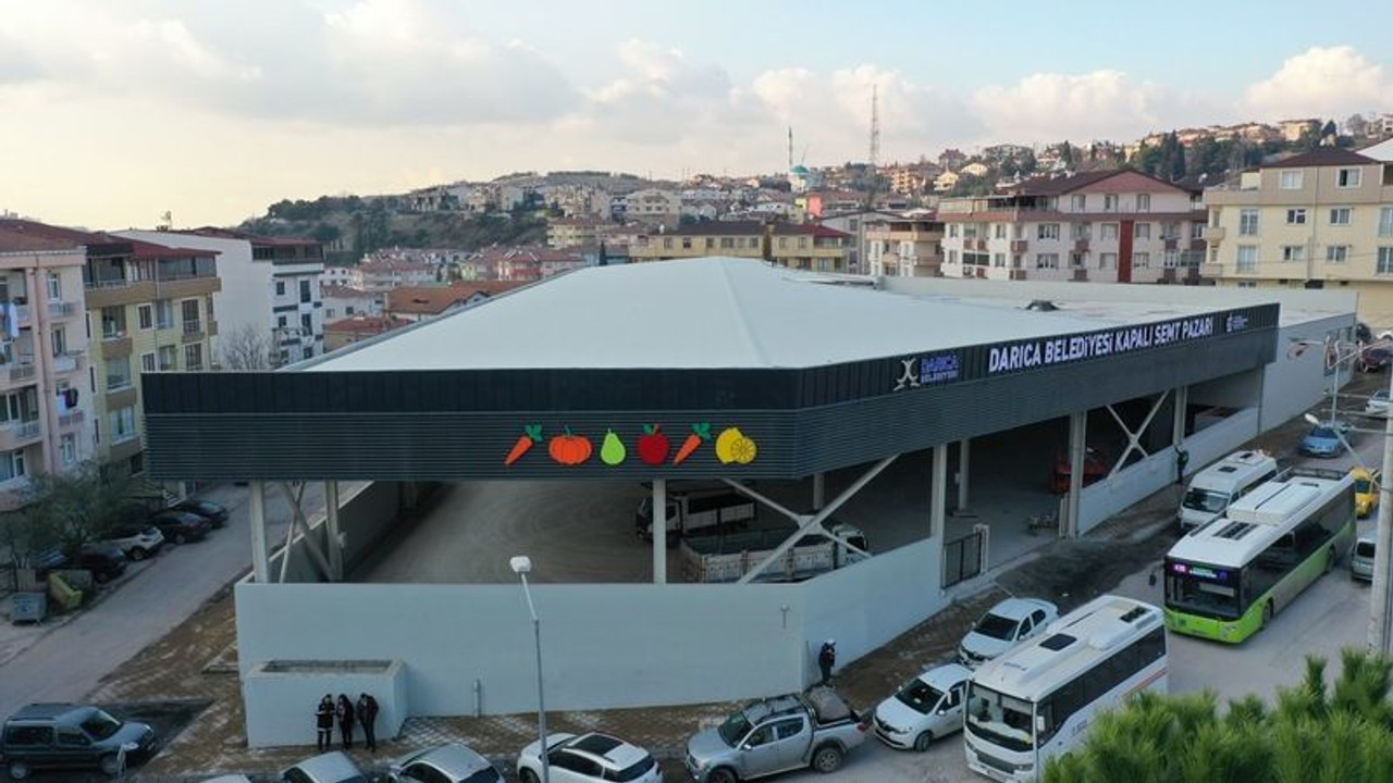 “Bu kadar beceriksiz bir belediye...” Reklamlar da kapalı pazar da bir türlü bitmedi