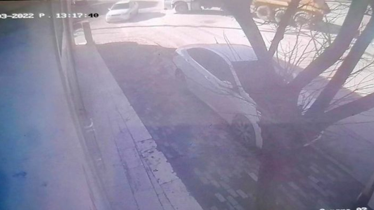 Tıra çarpmamak için manevra yapınca iş yerinin duvarına girdi